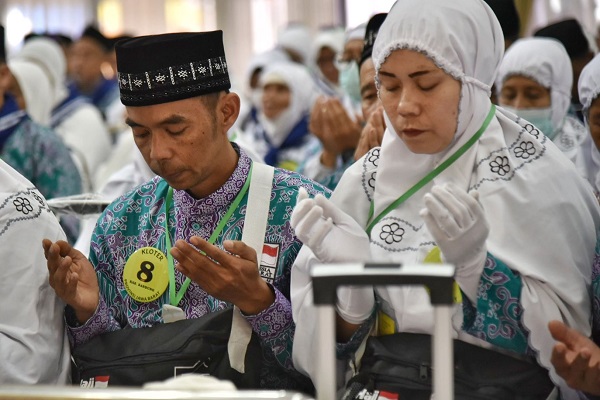 
Jemaah calon haji asal Kabupaten Bandung berdoa saat dilepas Bupati Bandung Dr. HM. Dadang Supriatna di Embarkasi Haji Bekasi, Jawa Barat, Sabtu (27/5/23). (Foto: prokopimda)