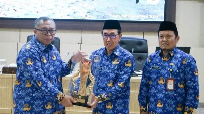 Bupati Sukabumi Dapat Penghargaan sebagai Bupati Peduli Radio dan TV
