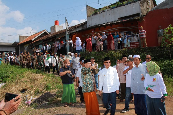 
Bupati Bandung HM.DR Dadang Supriatna  meresmikan pembebasan lahan untuk pembangunan Masjid Besar Kecamatan Cileunyi, Rabu (10/5/23).(Foto: prokopim)