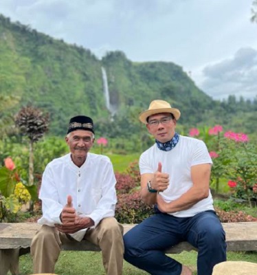
Gubernur Jawa Barat Ridwan Kamil berfoto dengan  Abah Jajang di Kampung Rawa Dewa, Desa Karangjaya, Kecamatan Pasirkuda, Cianjur. (Foto: Ist)
