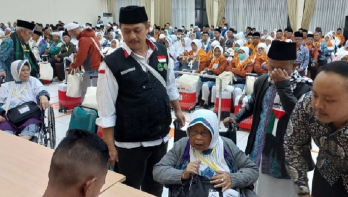
Jemaah Haji JKS 01 Saat Pelayanan Pemberian Gelang dan Living CostEmbarkasi Haji Bekasi, Jawa Barat. (Foto: kemenag.go.id)

