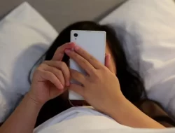 Tips Menghentikan Kebiasaan Bangun Tidur Buka Ponsel