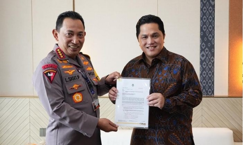 Kapolri Jenderal Listyo Sigit Prabowo menerima jadwal pertandingan Liga 1 musim 2023/2024 yang diserahkan oleh Ketua Umum PSSI Erick Thohir. (Foto: PMJ News/Twitter Indostransfer)