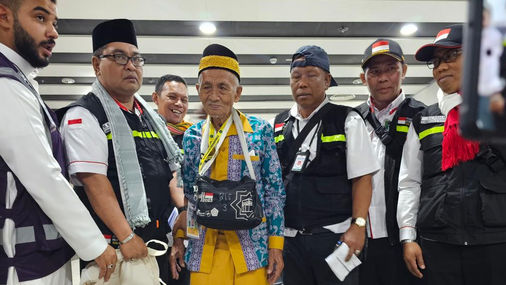 
Harun Bin Senar usia 119 Tahun, jemaah haj tertua Indonesia, didampingi petugas haji PPIH Arab Saudi. (Foto: kemenag.go.id)