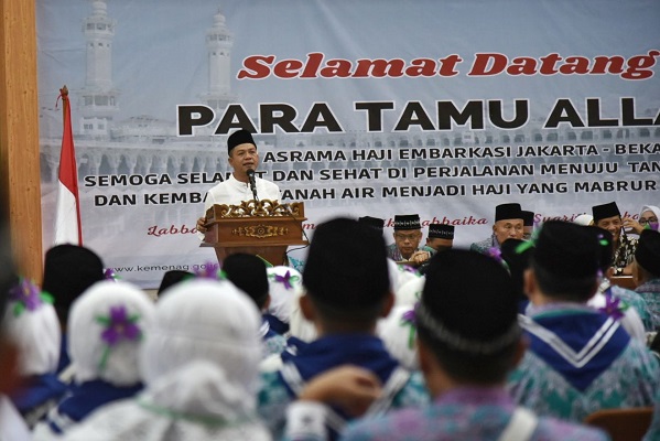 Bupati Bandung Dr. HM. Dadang Supriatna melepas 322 jemaah calon haji asal Kabupaten Bandung  di Embarkasi Haji Bekasi, Jawa Barat, Sabtu (27/5/23). (Foto: prokopimda)
