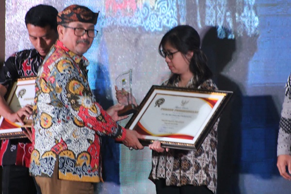 Bupati Cirebon Drs. H. Imron M.Ag memberikan penghargaan  kepada wajib pajak teladan masa pajak tahun 2022, di Patra Cirebon Hotel & Convention Ji. Tuparev No. J1, Kedawung - Kab. Cirebon. Rabu (24/5/2023). (Foto: bambang/dara)