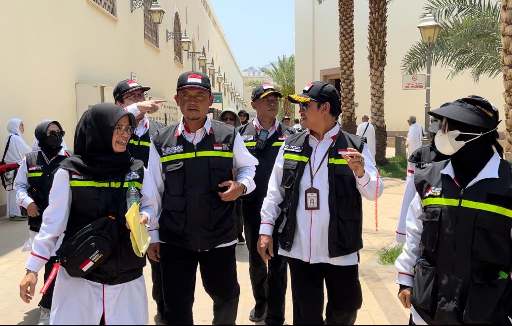 
Kadaker Madinah Zaenal Muttaqin tinjau kesiapan Sektor Bir Ali jelang keberangkatan jemaah dari Madinah ke Makkah, Selasa (30/5/2023). (Foto: Kemenag RI)