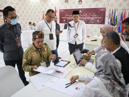 
Komisioner KPU Kabupaten Bandung menyaksikan penyerahan berkas dari PKS mendaftarkan bakal calon anggota dewan untuk Pemilu 2024 ke KPU Kabupaten Bandung, di Soreang, Senin (8/5/2023). (Foto: maji/dara) 
