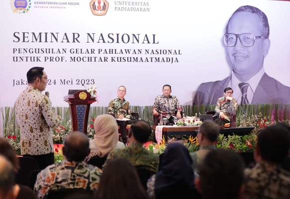 Gubernur Jawa Barat Ridwan Kamil berbicara di acara Seminar Nasional Pengusulan Gelar Pahlawan Nasional untuk Prof. Mochtar Kusumaatmadja di Ruang Nusantara, Kementerian Luar Negeri Republik Indonesia, Jakarta, Rabu (24/5/2023). (Foto: jabarprov.go.id)
