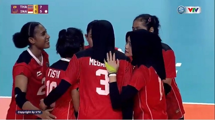 
Tim Voli Putri Indonesia  harus mengakui kekuatan Thailand dengan skor 0-3, di Olympic Indoor Stadium, Phnom Penh, Selasa (9/5/2023). (Foto: tangkap layar YouTube VTV The Thao Vn)
