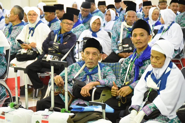 
Calon Jemaah Haji Indonesia asal Kloter Kabupaten Bandung saat diberangkatkan Bupati Bandung HM.DR. Dadang Supriatna di Lanud Sulaeman, Margahayu, belum lama ini. (Foto: dok/dara)
