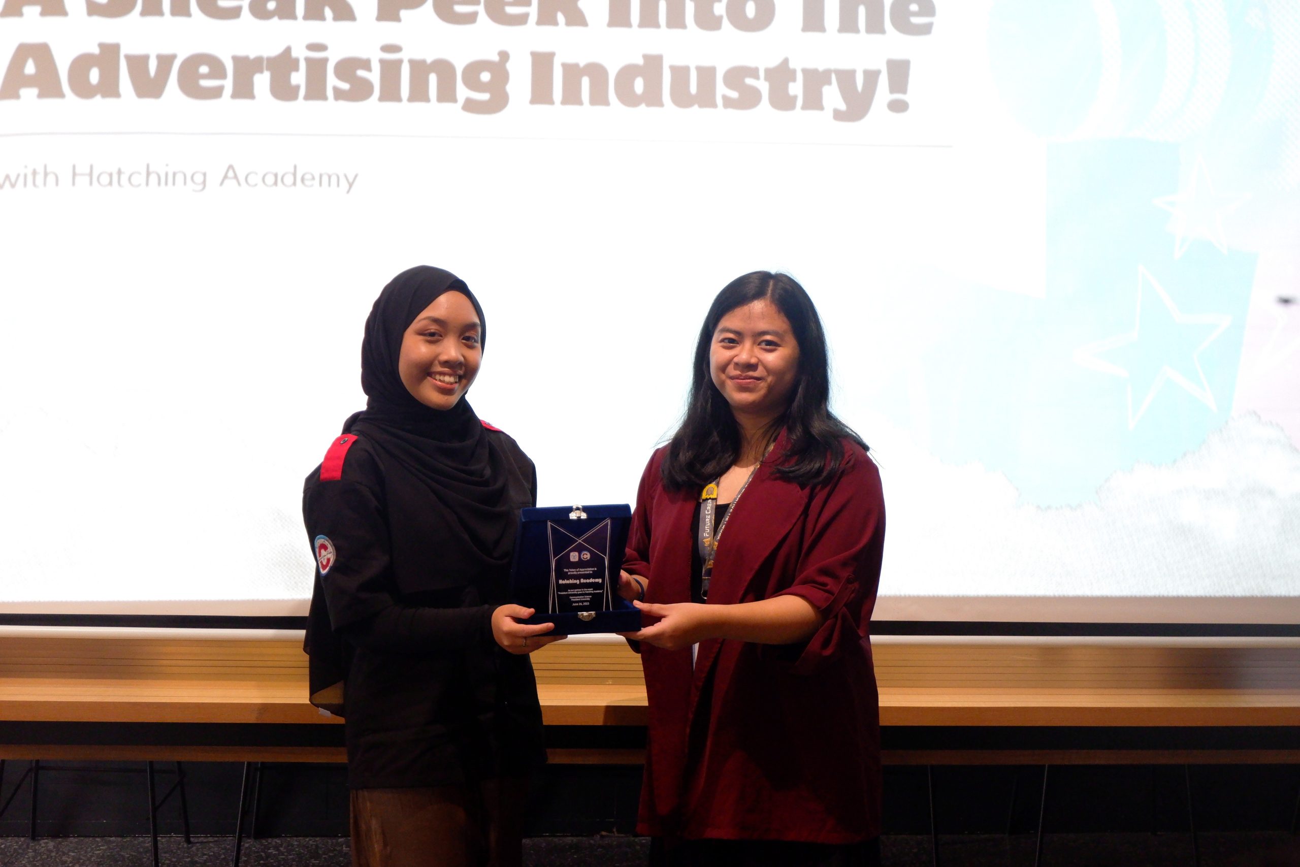 Perwakilan mahasiswa-memberikan plakat ke Hatching Academy (Foto: Istimewa)