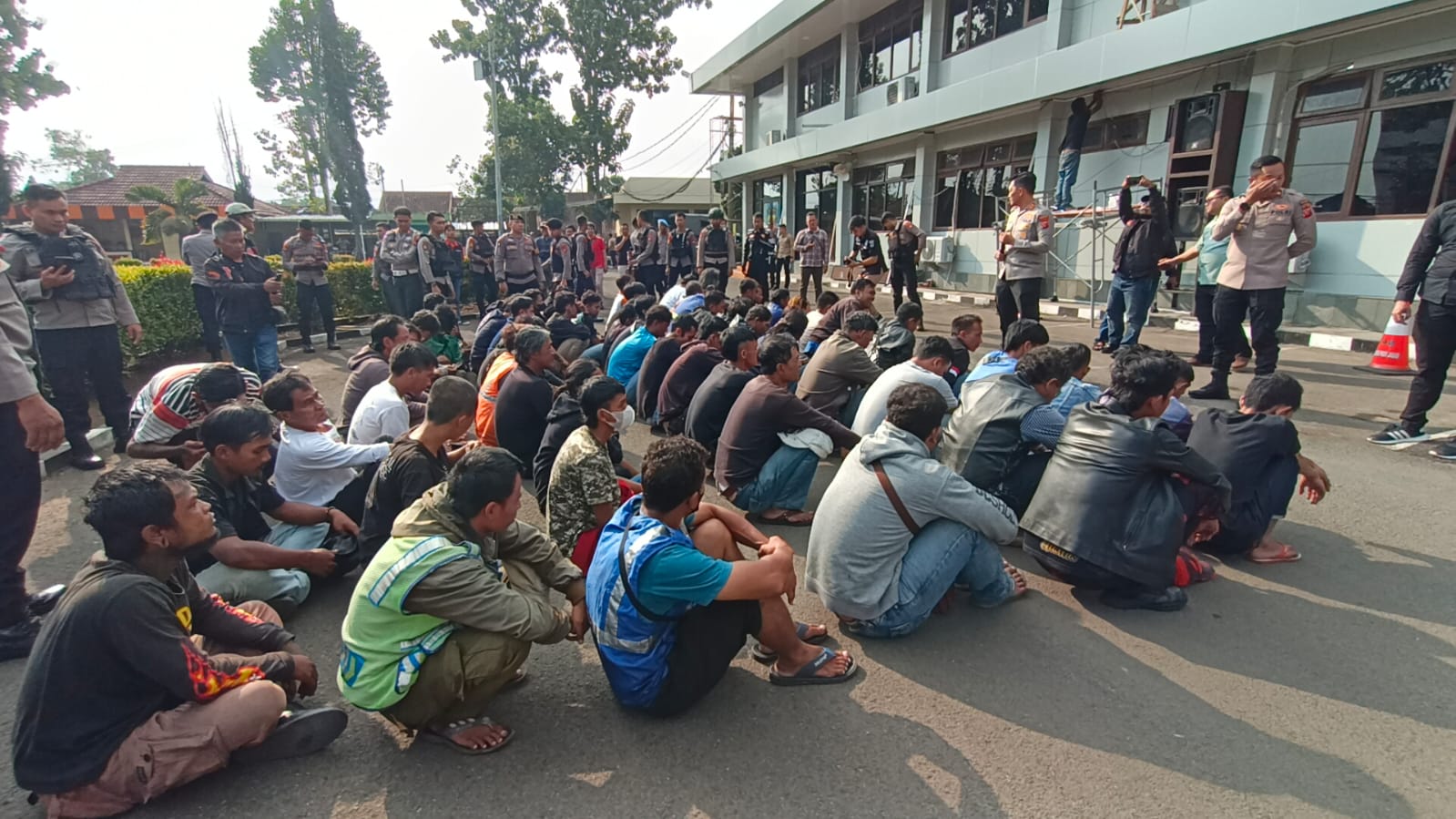 Dinilai kerap meresahkan warga, puluhan preman di Garut digelandang ke Mapolres Garut, Jalan Sudirman, Kecamatan Karangpawitan, Kabupaten Garut, Rabu (14/6/2023)(Foto: Ist)