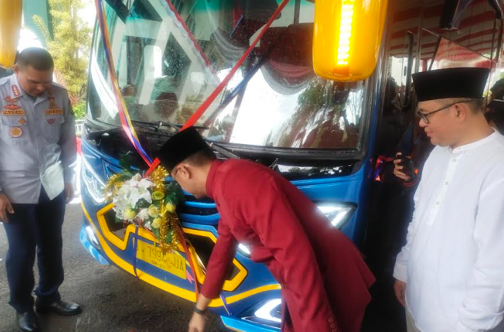 Bupati Bandung Barat Hengky Kurniawan didampingi Kadishub Fauzan Azima dan Sekda KBB, Ade Zakir saat launching Bus Madona Edisi Kekinian (Foto: Ist)