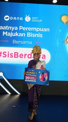  Efariany (52 tahun) dinobatkan sebagai Juara 1 ajang kompetisi wirausahawan perempuan SisBerdaya, untuk kategori usaha mikro Area Sumatera pada Kamis (7/6/2023).(Foto: Ist)