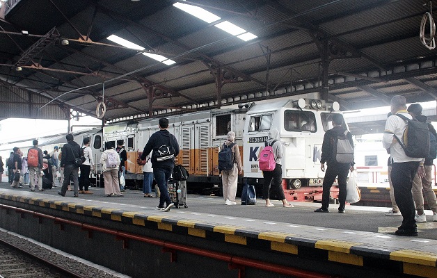Mulai Senin 12 Juni 2023, pelanggan Kereta Api Jarak Jauh dan Kereta Api Lokal diperbolehkan tidak menggunakan masker apabila dalam keadaan sehat dan tidak berisiko tertular atau menularkan Covid-19.(Foto:Ist)