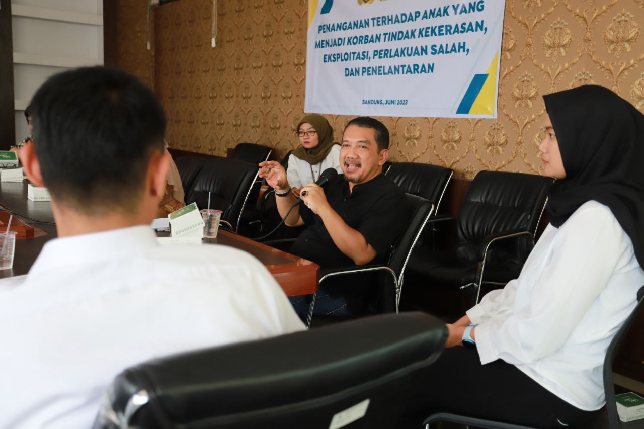 Ketua Komisi D DPRD Kota Bandung H. Aries Supriyatna, S.H., M.H., menghadiri Rapat Koordinasi terkait Penanganan Anak Korban Tindak Kekerasan bersama Dinas Pemberdayaan Perempuan dan Perlindungan Anak Kota Bandung, Rabu (14/6/2023).