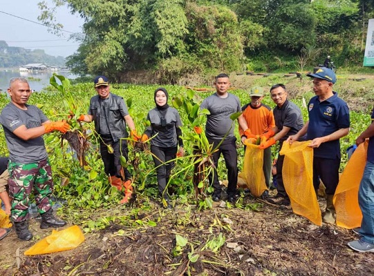 

Petugas Dinas Perhubungan Kabupaten Bandung Barat bersih-bersih  di kawasan Aliran Waduk Saguling Sabtu (17/6/2023).(Foto: heny/dara)
