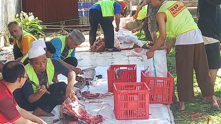 
Pegawai dan warga binaan Lembaga Pemasyarakatn (Lapas) Kelas IIA Banceuy Bandung, Jawa Barat melaksanakan Penyembelihan hewan kurban di  halaman mesjid Lapas, Kamis (29/6/2023). (Foto: Ist)
