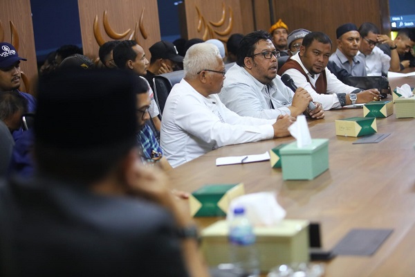 
Bupati Bandung Dr. HM. Dadang Supriatna mengadakan pertemuan dengan sejumlah perwakilan pedagang Pasar Banjaran, menyusul kisruh revitalisasi pembangunan Pasar Sehat Banjaran,Kamis (15/6/23).(Foto: prokopim)