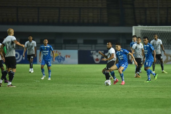 
Persib mencatat kemenangn 2-1 atas Dewa United pada uji tanding di Stadion Gelora Bandung Lautan Api (GBLA), Kamis, 15 Juni 2023.(Foto: Persib)
