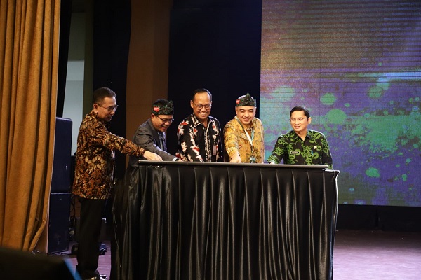 
Open Ceremony (Pembukaan) City Sanitation Summit (CSS) XXI tahun 2023 digelar di Gedong Budaya Soreang (GBS) Kabupaten Bandung, Kamis (15/6/23). (Foto: prokopimda)