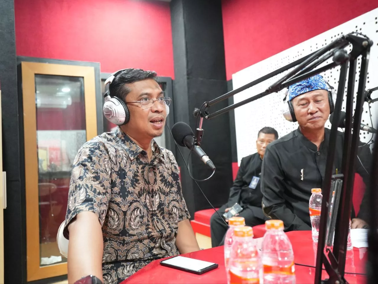 Ketua DPRD Kota Bandung H. Tedy Rusmawan, A.T., M.M., menjadi narasumber di talk show OPSI PRFM News, Bandung, Kamis (15/6/2023). (Foto: Nicko/Humpro DPRD Kota Bandung)