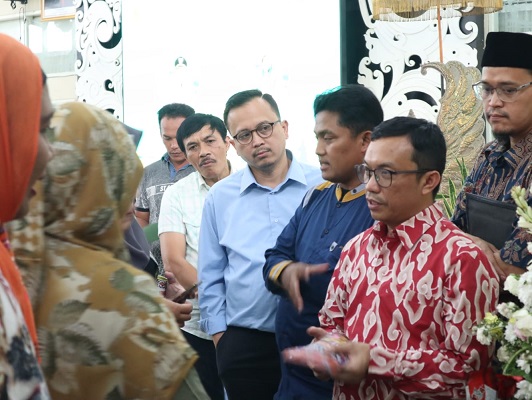 
Bupati Bandung Dr. H.M. Dadang Supriatna menerima kunjungan atase perdagangan Malaysia, di Rumah Dinas Jabatan Bupati Bandung di Soreang pada Sabtu (1/7/2023) siang. (Foto: prokopim)