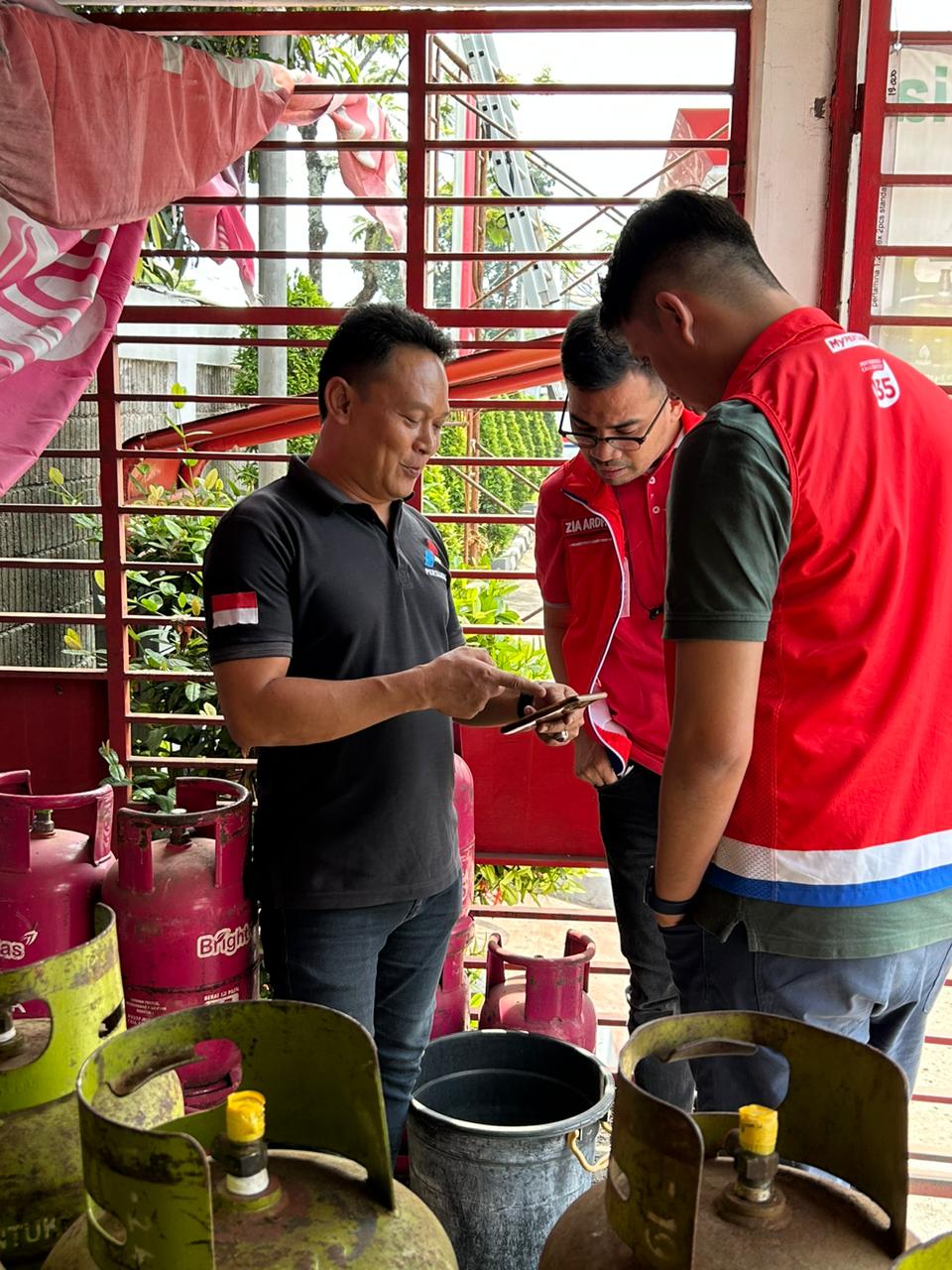 
Petugas Pertamina lakukan inspeksi mendadak (sidak) ke sejumlah pangkalan LPG di Area di Regional JBB. (Foto: Ist)
