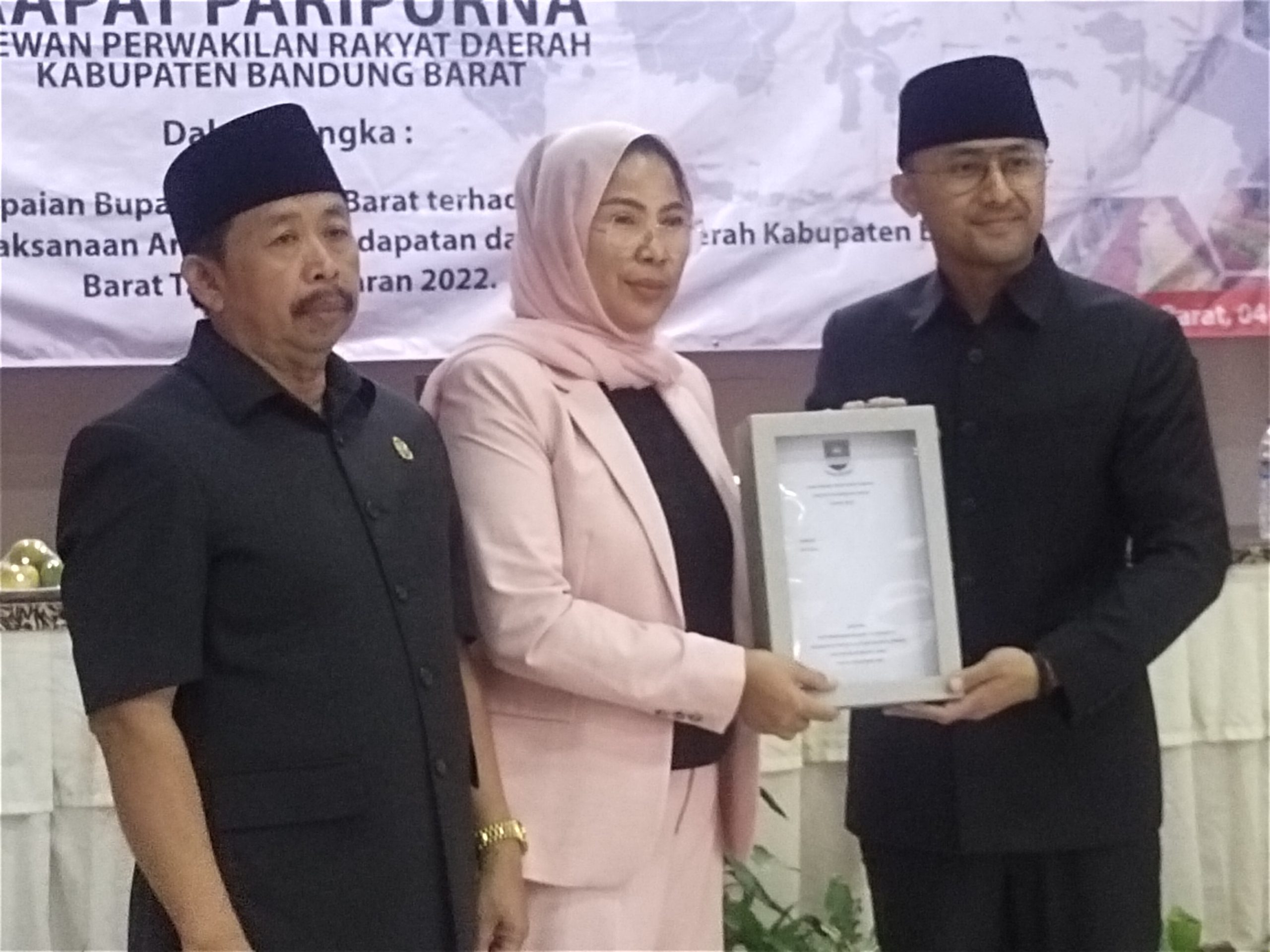Hengky Kurniawan bersama Wakil Ketua DPRD KBB, Hj Ida Widaningsih pada saat Sidang Paripuna (Foto: Ist)
