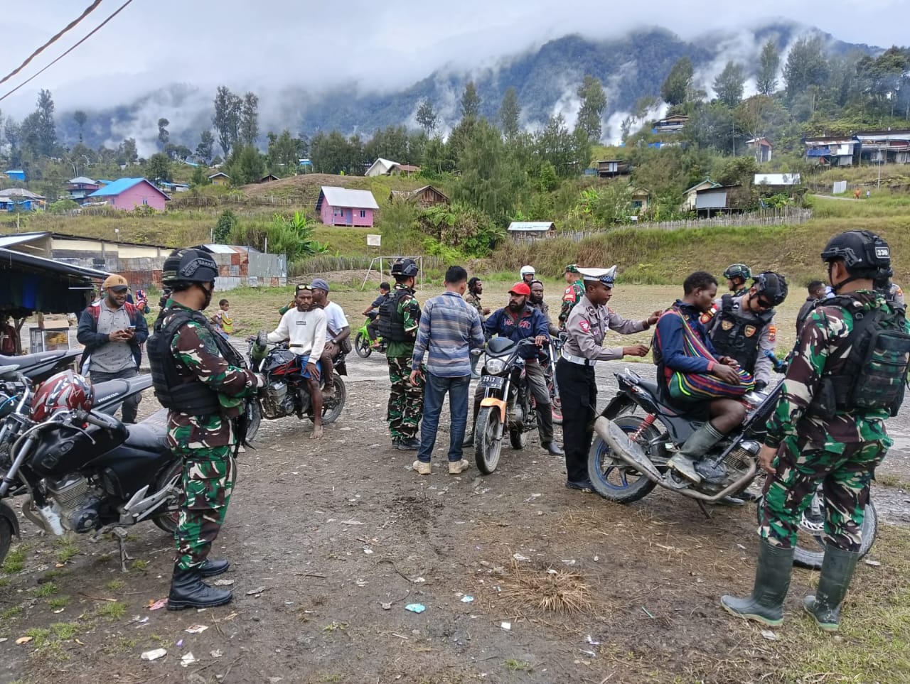 
Yonif Para Raider 330/Tri Dharma bersinergi dengan seluruh aparat keamanan melaksanakan sweeping gabungan di Pusat Kota Sugapa, Kabupaten Intan Jaya, Papua, pada Rabu (12/07/2023). (Foto: Ist)