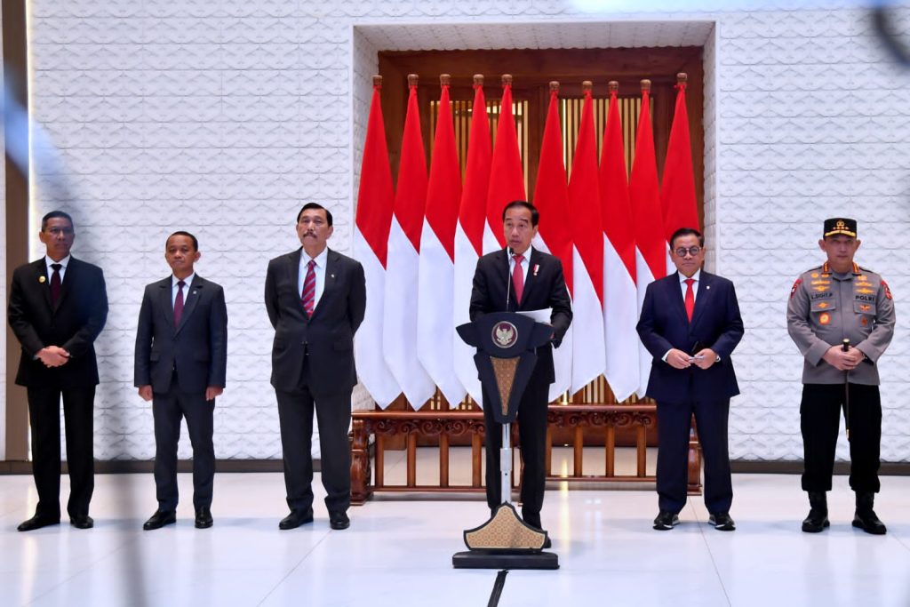 Presiden Jokowi didampingi sejumlah pejabat memberikan keterangan pers sebelum bertolak ke Tiongkok, Kamis (27/07/2023), di Pangkalan TNI Halim Perdanakusuma. (Foto: BPMI Setpres)
