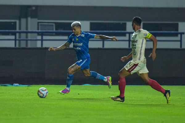 
Persib Bandung harus puas memetik hasil imbang 0-0, saat menjamu Bali United pada laga lanjutan Liga 1 2023/2024 di Stadion Gelora Bandung Lautan Api, Kamis (3/8/2023).(Foto: Persib)
