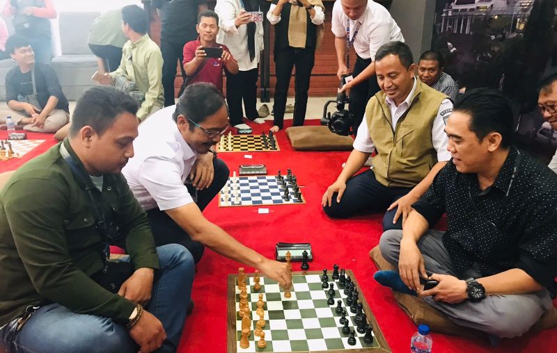Dalam memeriahkan hari Kemerdekaan Republik Indonesia ke-78 tahun, PT KAI Daop 3 Cirebon bersama Forum Jurnalis Cirebon (FJC) menggelar Turnamen Catur Merah Putih, Senin (14/8/2023).(Foto: bambang/dara)