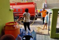 BPBD KBB kerja sama dengan PDAM Tirta Rahardja mensuplay warga yang kekurangan air bersih (Foto: Ist)