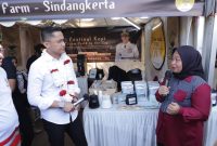 Hengky Kurniawan saat mengunjungi stand kopi di Festival Kopi dan UMKM Bandung Barat (foto: Bag Prokopim)