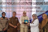 Sonya Fatmala menerima cendera kata dari Fakultas Kedokteran UNISBA (Foto: Ist)