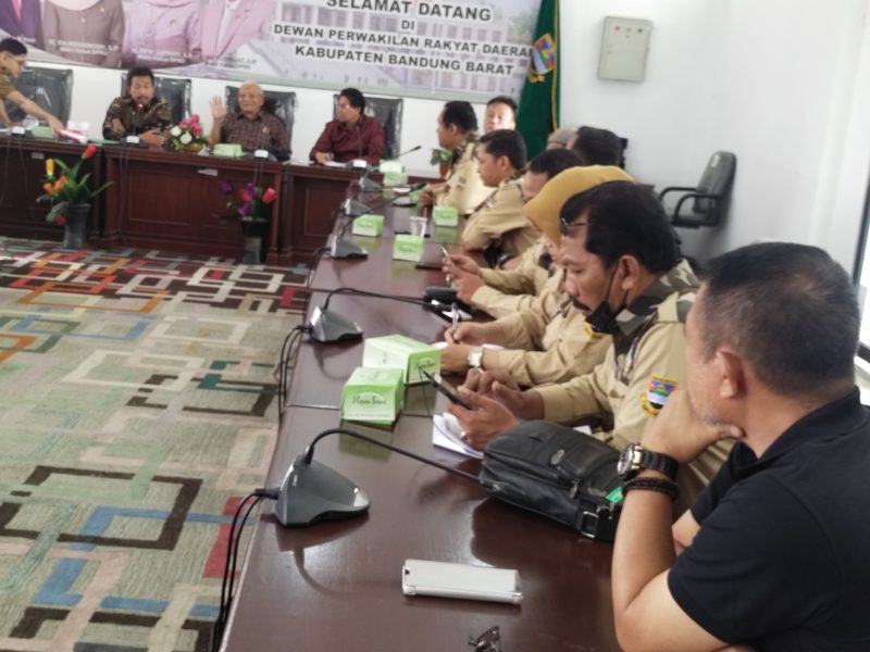 
P4KBB saat beraudensi dengan DPRD Kabupaten Bandung Barat,Selasa (29/8/2013). (Foto: heny/dara)
