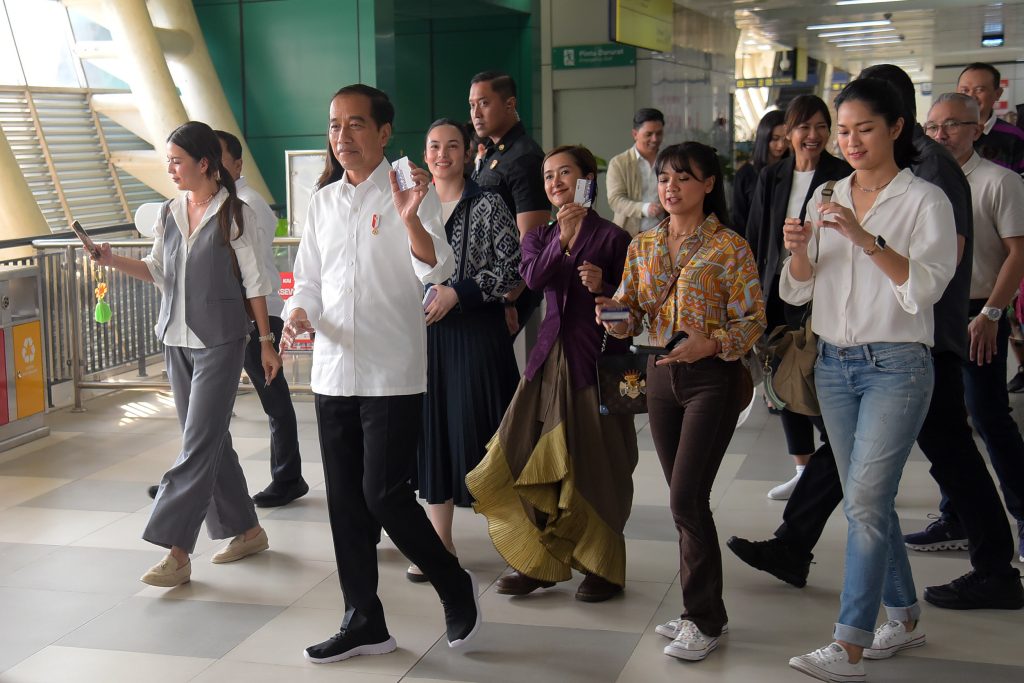 Presiden Jokowi bersama sejumlah pegiat seni meninjau LRT Jabodebek, di Stasiun Jati Mulya, Bekasi, Jabar, Kamis (10/08/2023). (Foto: Humas Setkab/Rahmat)

