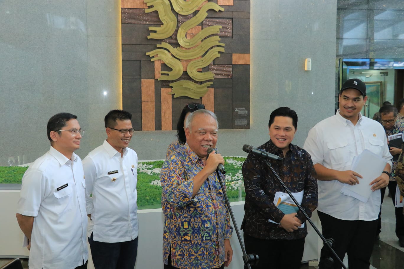 
Menteri PUPR Basuki Hadimuljono bersama Menteri BUMN/Ketua PSSI Erick Thohir, Menteri Olahraga, Dito Ariotedjo, Bupati Bandung Dadang Supriatna memberi keterangan pers di ruang rapat Menteri PUPR Jakarta Selatan, Rabu (09/08/2023). (Foto: diskominfo)
