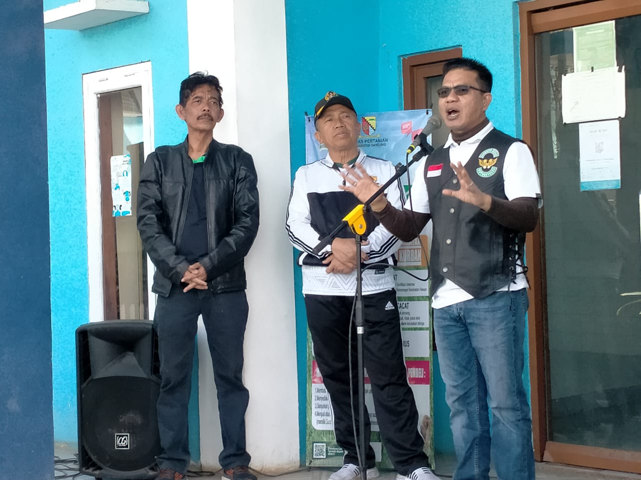 
DARA| Bupati Bandung Dr. HM. Dadang Supriatna menemui warga yang memohon pembuatan Nomor Induk Berusaha (NIB) di Desa Tarumajaya Kecamatan Kertasari Kabupaten Bandung, Sabtu (12/8/2023). (Foto: diskompinfo)
