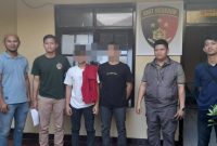 Tersangka TC dan IS saat dibawa ke Mapolsek Tarogong Kidul terkait kasus pencurian dan penguasaan obat keras terbatas dan prikotropika, Rabu (23/8/2023)(Foto: Ist)

