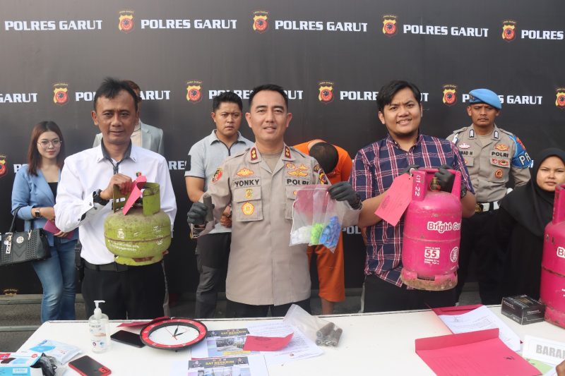 Kapolres Garut, AKBP Rohman Yonky Dilatha, didampingi Kasat Reskrim, AKP Deni Nurcahyadi dan Kanit Tipiter, Iptu Wahono Aji, menunjukan barang bukti saat konferensi pers di Mapolres Garut, Rabu (23/8/2023)(Foto: Ist)
