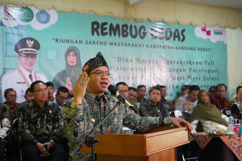 Bupati Bandung Dadang Supriatna kembali melaksanakan Rembug Bedas ke-28 di Desa Banjaran Wetan, Kecamatan Banjaran, Kabupaten Bandung, Kamis (31/8/2023).(Foto: diskominfo)
