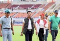 
Bupati Bandung Dadang Supriatna mendampingi FIFA saat meninjau persiapan Stadion si Jalak Harupat yang akan digunakan pertandingan Piala Dunia U-17. (Foto: Dok/dara)
