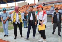 
Bupati Bandung Dadang Supriatna saat mendampingi delegasi FIFA dan PSSI  meninjau kesiapan Si Jalak Harupat Jelang Piala Dunia U 17. (Foto: dok/dara)