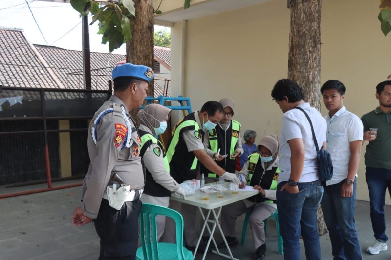 Bid Propam Polda
Jabar mengunjungi Polres Garut ternyata dalam rangka melaksanakan gaktiblin (Kegiatan Penegakan dan Penertiban Disiplin) bagi seluruh personil Polres Garut, Selasa (19/9/202)(Foto: istimewa)