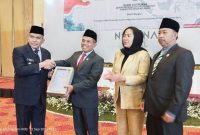 
Pj Bupati Bandung Barat, Arsan Latif menyerahkan Nota RAPBD KBB Tahun 2023 kepada Ketua DPRD KBB, Rismanto (Foto: heny/dara)
