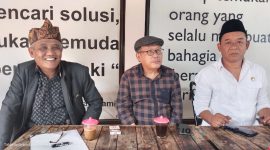 Djamu Kertabudi (tengah) bersama Kepala Kesbangpol KBB Apung Hadiat Purwoko dan Kabid Poldagri Kesbangpol KBB, Didin Suhendar (Foto: Istimewa)
