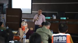 
Pj Bupati Bandung Barat Arsan Latif saat memimpin Rapat Evaluasi Penanganan Bencana Kebakaran Lahan  di Aula B BPBD Jabar. (Foto: prokopim/dara)
